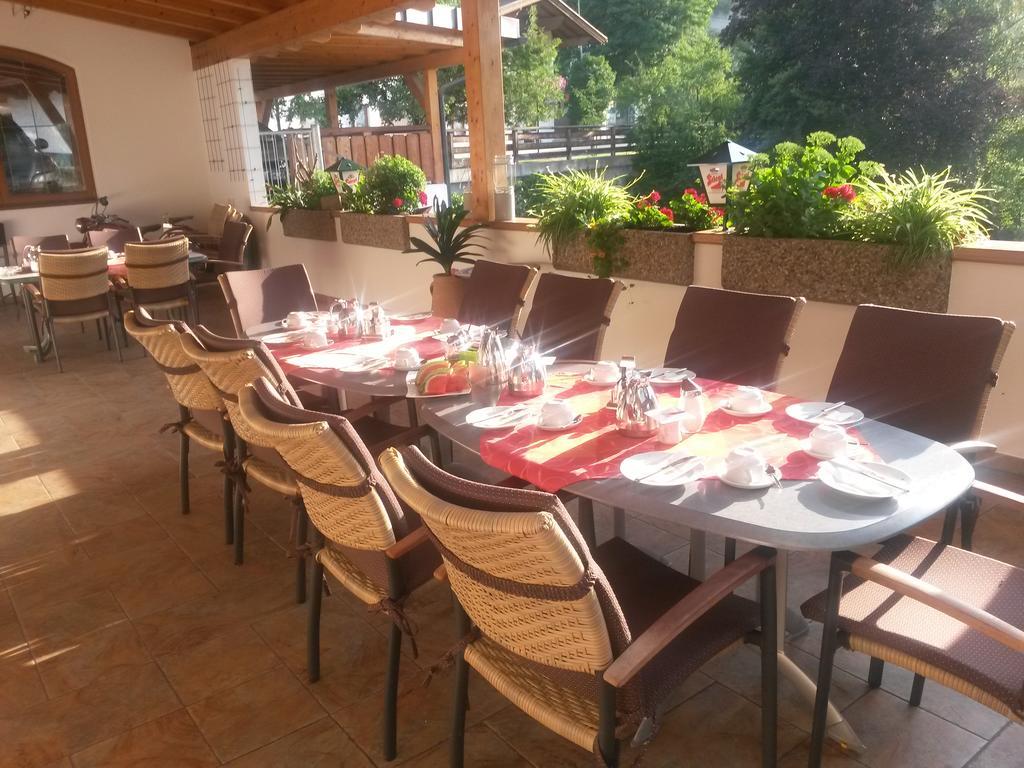 Gasthof Pension Traube Karres Exterior foto